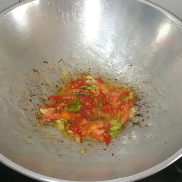 Masukan cabai dan tomat, aduk rata, masak sampai harum dan matang