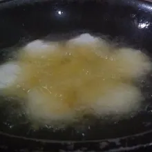 Kemudian goreng hingga kecoklatan.