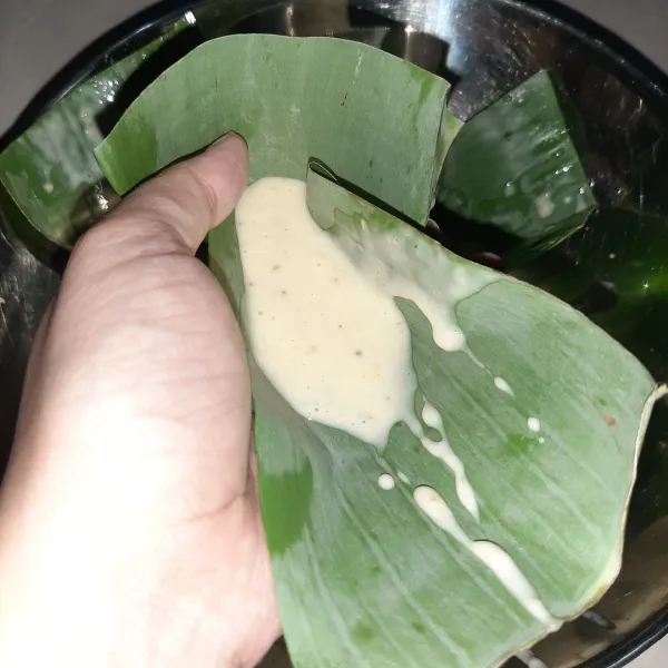 Isi isian ke daun pisang. Lalu tutup dan kunci dengan tusuk gigi. Jujur bikin pakai daun ini susah karena adonannya cair. Jadi kalau malas gunakan cetakan saja. Jeleknya aroma daun pisangnya tidak terasa.