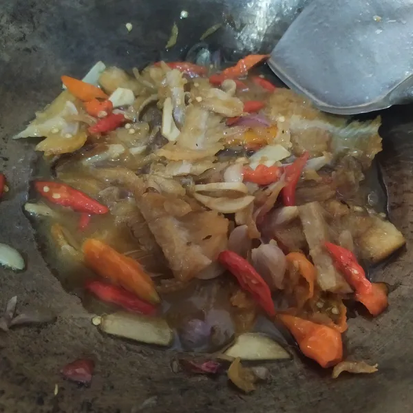 Masak sampai kuah surut dan mengental. Koreksi rasa. Angkat dan sajikan.