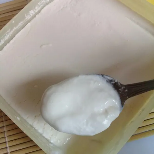 Setelah disimpan di kulkas yogurt akan lebih padat dan bisa disimpan maksimal 2 minggu dan bisa menjadi stater untuk membuat yogurt selanjutnya.