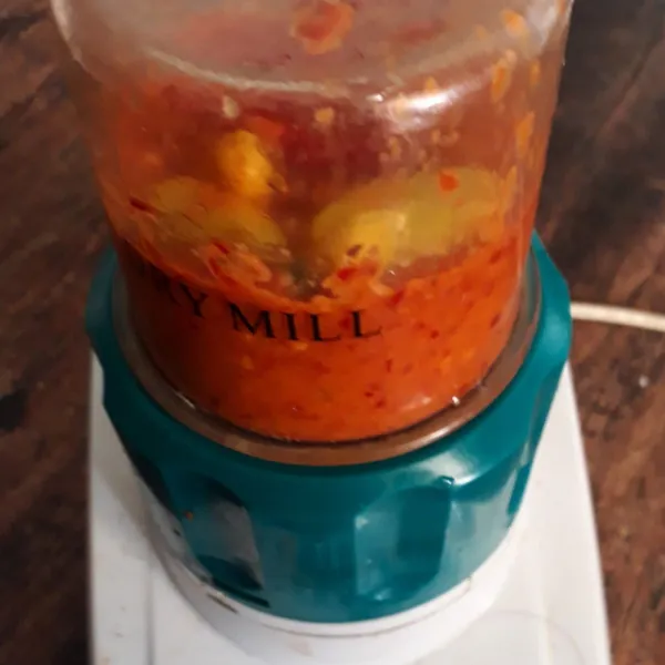 Blender bahan bumbu halus.