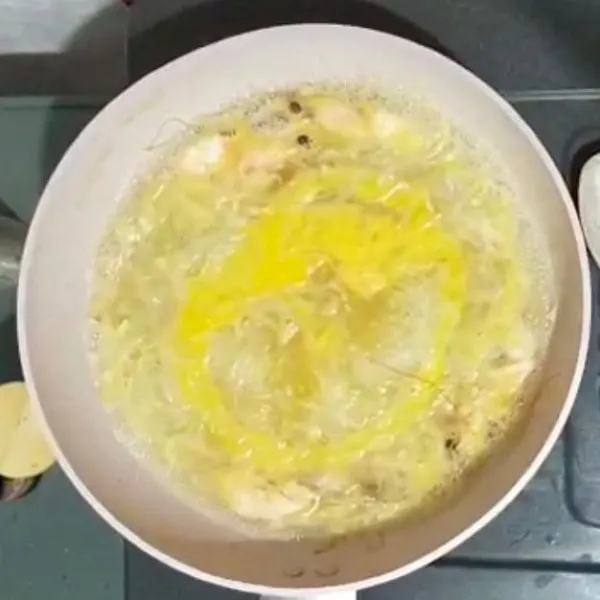 Lalu masukkan kocokan telur, diamkan kurang lebih 1 menit sebelum diaduk. Setelah semua matang matikan kompor dan taburi daun bawang. Bihun siap dihidangkan