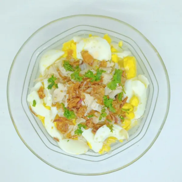 Sajikan soto bersama dengan pelengkap, dapat menggunakan nasi, telur, perkedel, bawang goreng dll.