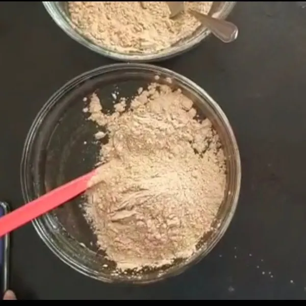 Setelah rata, masukkan bahan kering sedikit-sedikit sambil diaduk menggunakan spatula hingga tepung tidak terlihat.