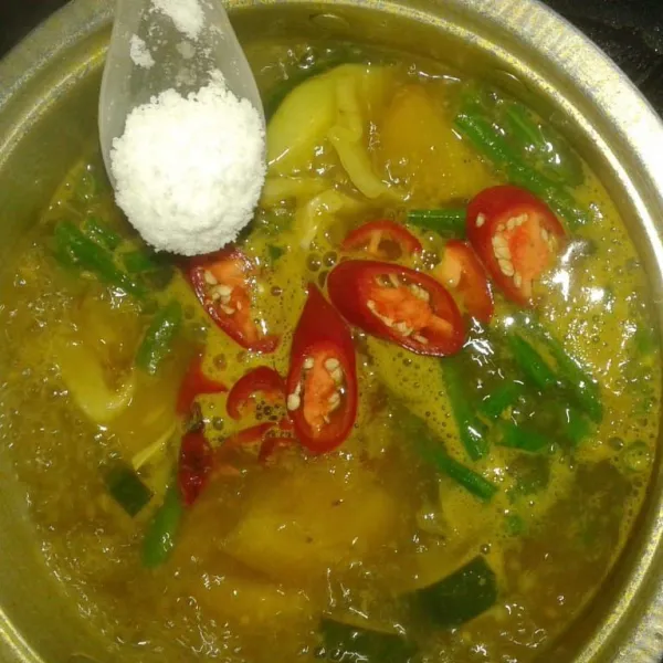 Terakhir masukkan irisan cabe. Tambahkan garam, gula pasir dan kaldu jamur. Aduk rata dan cek rasa sampai pas. Matikan api. Siap disajikan.