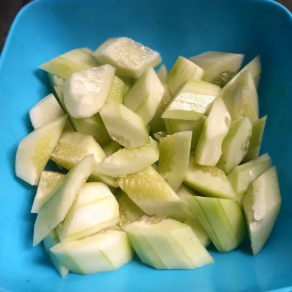 Kupas timun dan potong-potong.