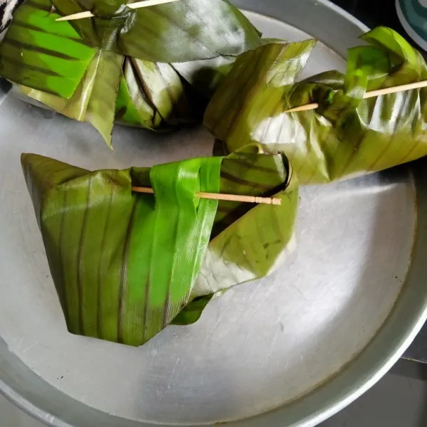 Lakukan hingga semua adonan ayam habis terbungkus.