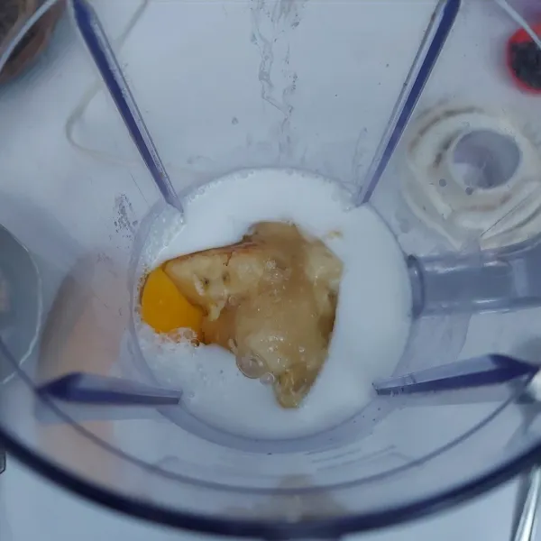 Buat lapisan pisang : blender semua bahan lapisan pisang sampai halus.