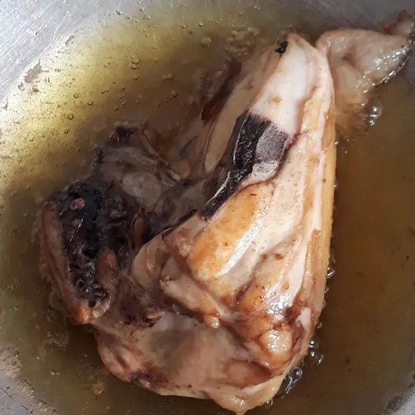Goreng ayam dengan api agak kecil hingga kecoklatan.