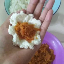 Kemudian adonan diisi dengan gula merah yang sudah diiris tipis lalu dibentuk.