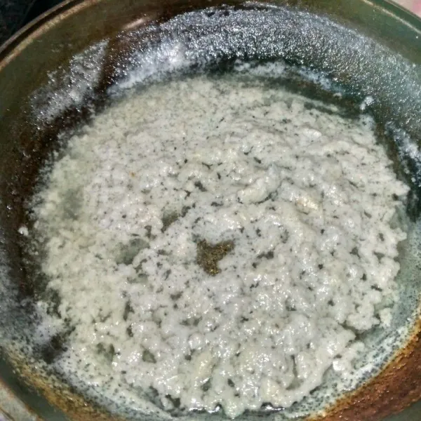Membuat lalaan : masak santan kental dan garam hingga air habis dan menjadi minyak.