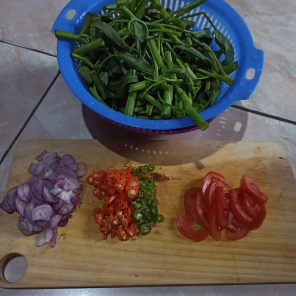 Potong kangkung, cuci bersih. Iris tomat, cabai, dan bawang.