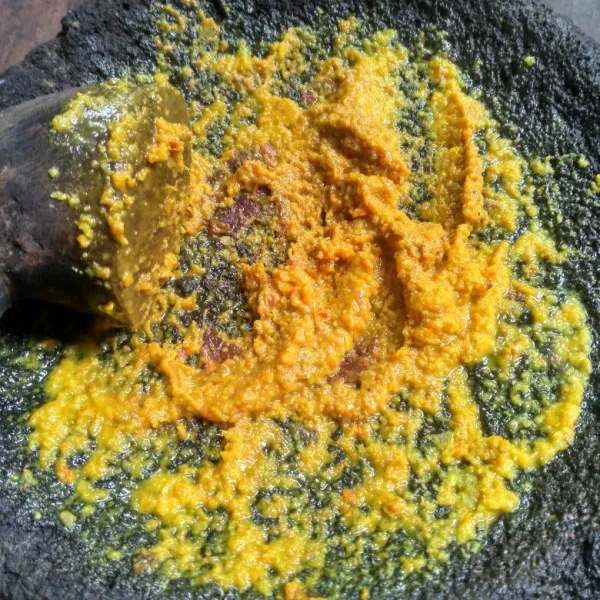 Ulek bumbu hingga halus.