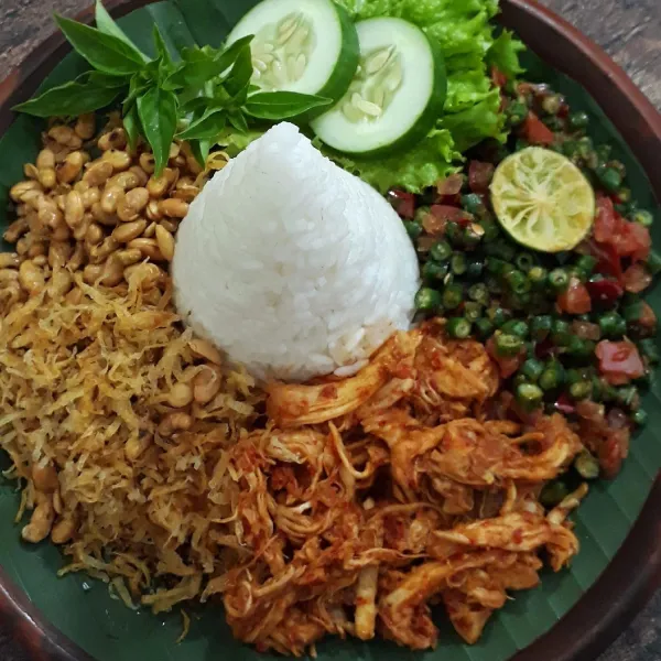 Sajikan nasi bersama ayam sisit, sambal beberok, kentang serut goreng, kedelai goreng dan sayur lalapan. Sajikan.