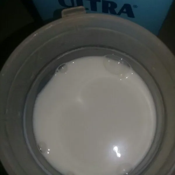 Tuang susu cair kedalam gelas takar yang sudah disterilkan sebanyak 500 ml.
