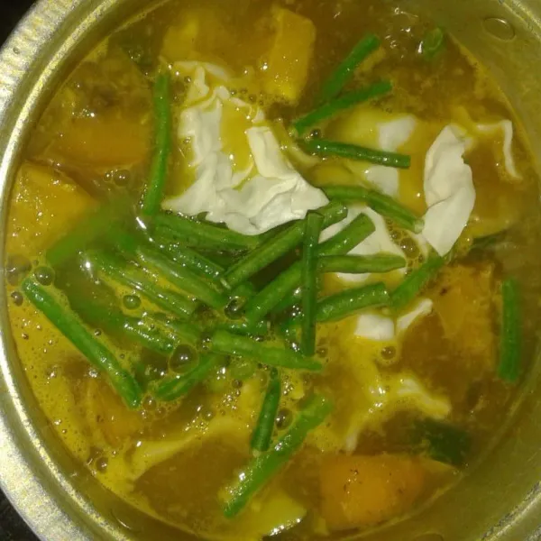 Masukkan potongan kacang panjang dan kol. Rebus sampai layu.