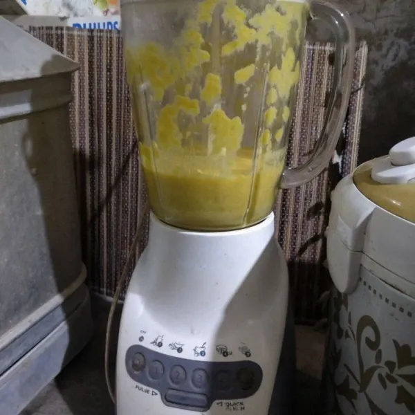 Blender jagung dengan air rebusan jagung sampe halus