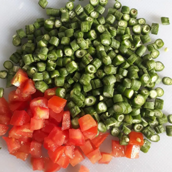 Sambal beberok : kacang panjang diiris agak tipis. Tomat dibersihkan isinya lalu dipotong dadu.