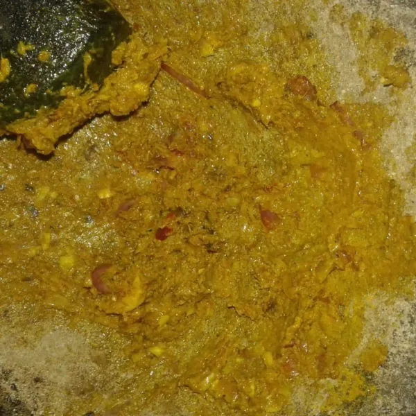 Haluskan semua bahan bumbu halus.