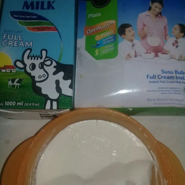 Siapkan bahan pembuatan yogurt, untuk plain yogurt stater saya pakai plain yogury homemade sebelumnya, Jika tidak punya bisa dibeli diseperti di supermarket plain yogurt-nya, contohnya biokul.