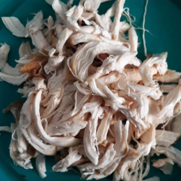 Ayam goreng di suwir kasar.