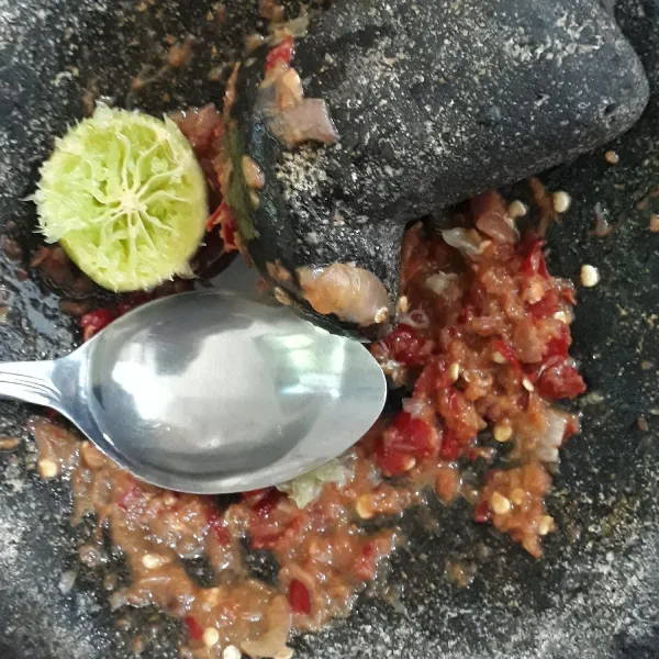 Haluskan cabe, bawang merah dan terasi dan garam. Tambahkan air jeruk limau dan minyak goreng.