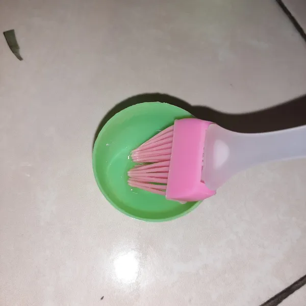 Tapi kalau pakai cetakan jangan lupa diberi minyak dulu agar tidak lengket.