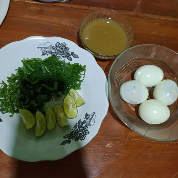 Siapkan telur rebus, sambal rawit, dan taburan (irisan bawang daun, seledri dan jeruk)