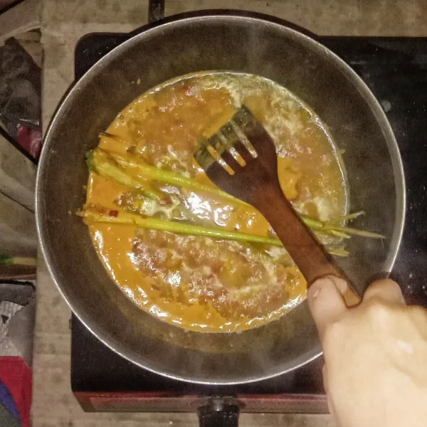 Masukkan bumbu dalam wajan tambahkan air dan serai. Aduk rata. Masak sampai mendidih.