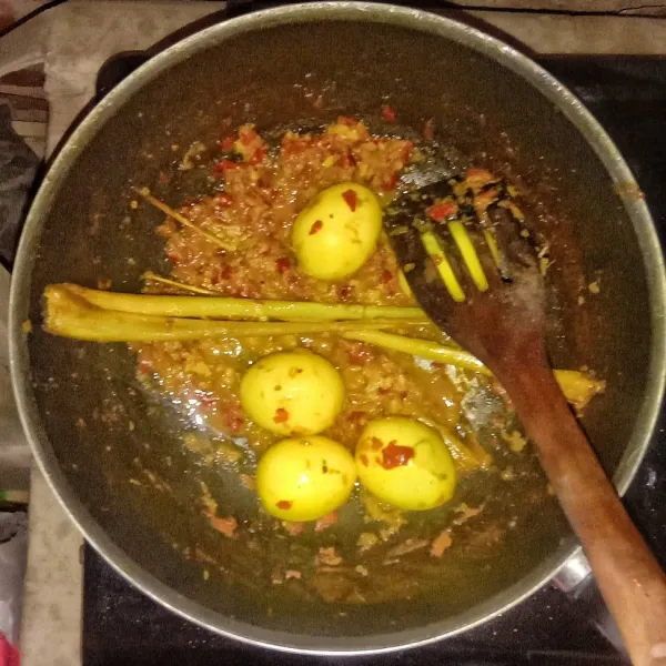 Masukkan telur tambahkan gula, garam, merica. Masak sampai air menyusut.