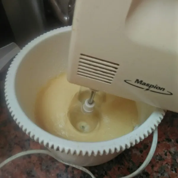 Masukkan keju parutnya lalu segera matikan mixer.