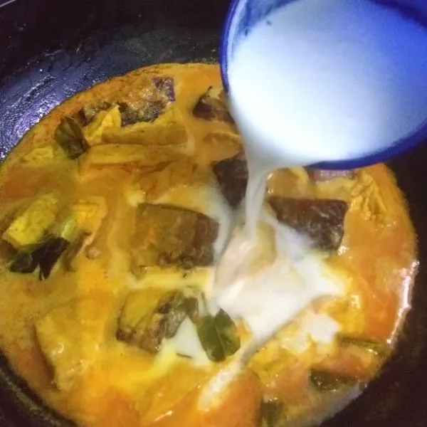 Tambahkan santan kental, masak sampai mendidih, sambil terus diaduk supaya santan tidak pecah