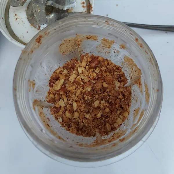 Goreng kacang tanah sampai matang lalu blender kasar.