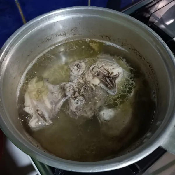Rebus ayam dada sampai menjadi kaldu, kemudian tiriskan ayam, lalu suir-suir