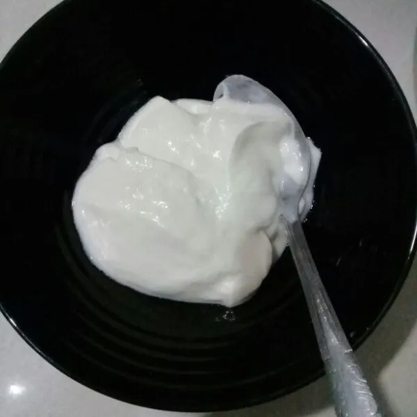 Tuang yogurt plain ke mangkuk.
