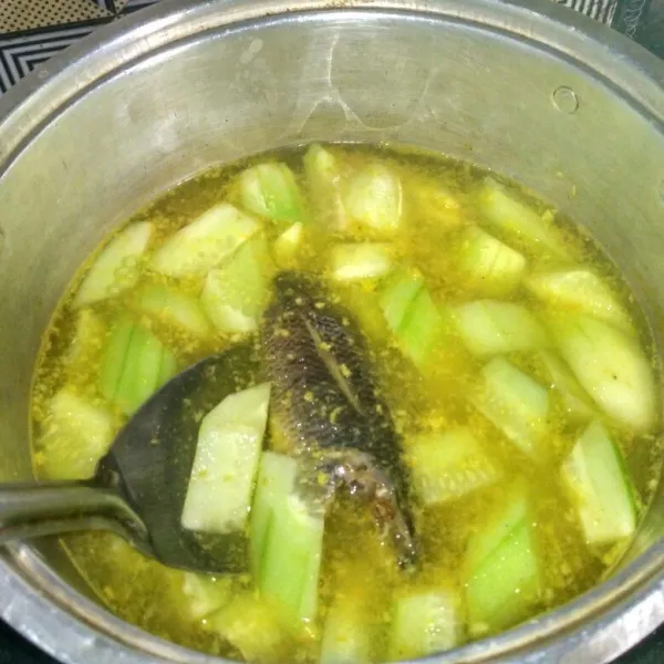 Didihkan air dipanci, masukkan timun dan ikan beserta bumbu.