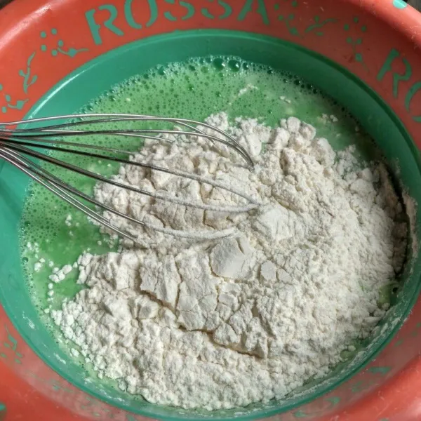 Masukkan gula pasir, tepung terigu dan garam. Aduk-aduk hingga tercampur rata dan gula larut.