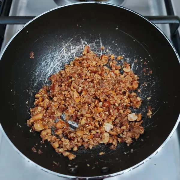 Buat isian : goreng kacang tanah sampai matang lalu blender kasar. Campurkan bahan isian lainnya kemudian dipanaskan dengan api kecil sampai tercampur rata. Angkat dan sisihkan.