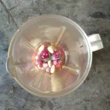 Blender bawang putih dan bawang merah dengan air.