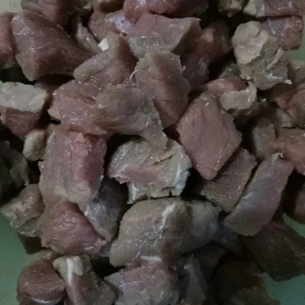 Cuci daging, potong dadu.