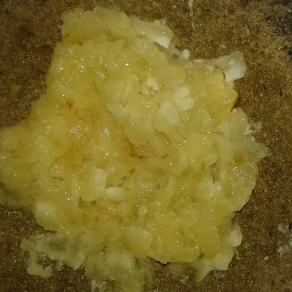 Segera tumbuk singkong selagi hangat sampai halus.