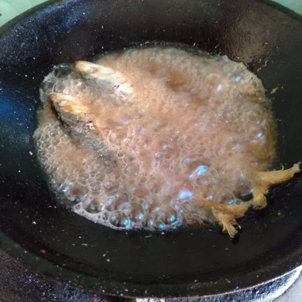 Goreng hingga matang. Angkat dan sisihkan.