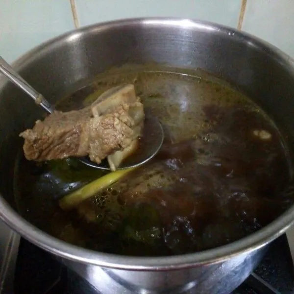 Masukkan tumisan bumbu halus ke dalam rebusan iga. Tutup pancinya dan masak dengan api sedang cenderung kecil sampai daging iga empuk. Koreksi rasa, sajikan hangat bersama pelengkap.