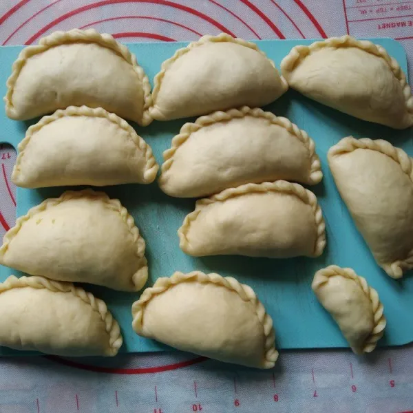 Pipihkan adonan. Isi dengan isian ayam kemudian bungkus seperti membungkus pastel. Biarkan mengembang.