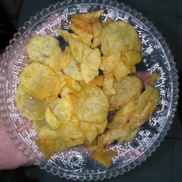 Goreng kentang yang sudah dipotong tipis hingga kering.