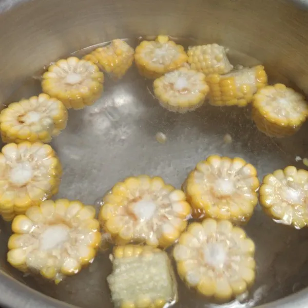 Masak air sampai mendidih kemudian masukkan jagung manis, rebus hingga jagung matang.