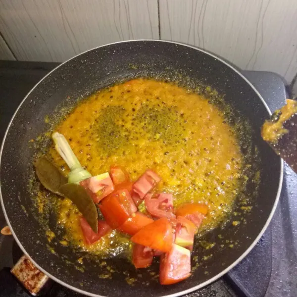 Siapkan pan dan panaskan minyak.Tumis bumbu halus sampai harum,masukan tomat iris,serai,lada dan daun jeruk.Tumis sampai bau langu hilang.