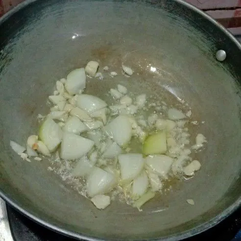 Tumis bawang bombay dan bawang putih dengan 2 sdm minyak. Tambahkan pala dan lada.