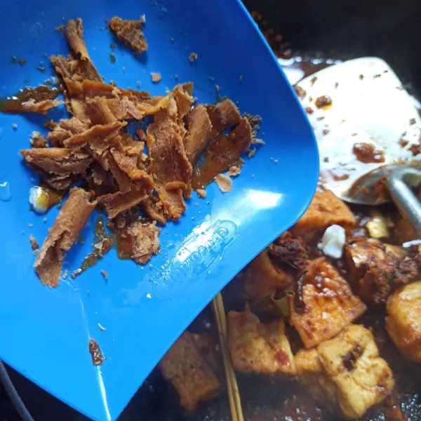 Tambahkan sisiran gula merah, garam, gula, kaldu bubuk.